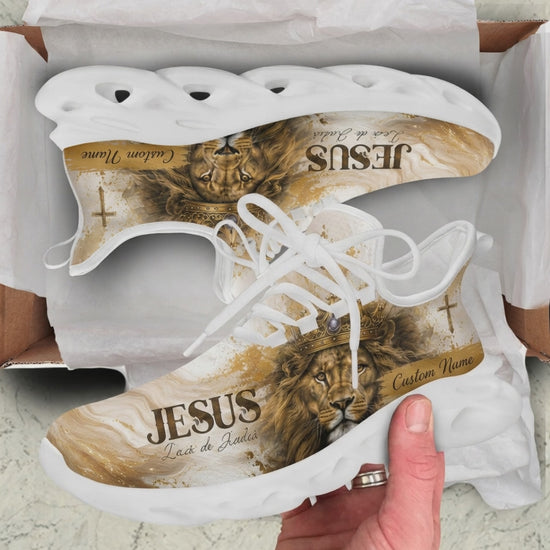 Product highlight video of Custom Name Jesus Leão de Judá Max Soul Shoes, presenting the fluid white-gold marble textures, crowned lion graphic, Portuguese scripture typography, and personalizable text field