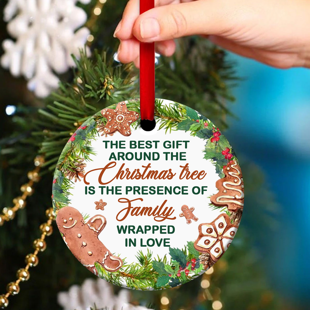 The Presence Of Family's Love Is The Best Gift - Wreath Ceramic Circle Ornament - Gift For Christmas